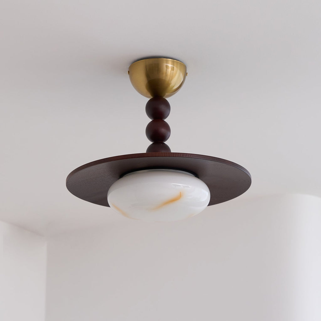 Lampa sufitowa Yeste — biały klosz z imitacji alabastru, oprawa w kolorze orzecha włoskiego