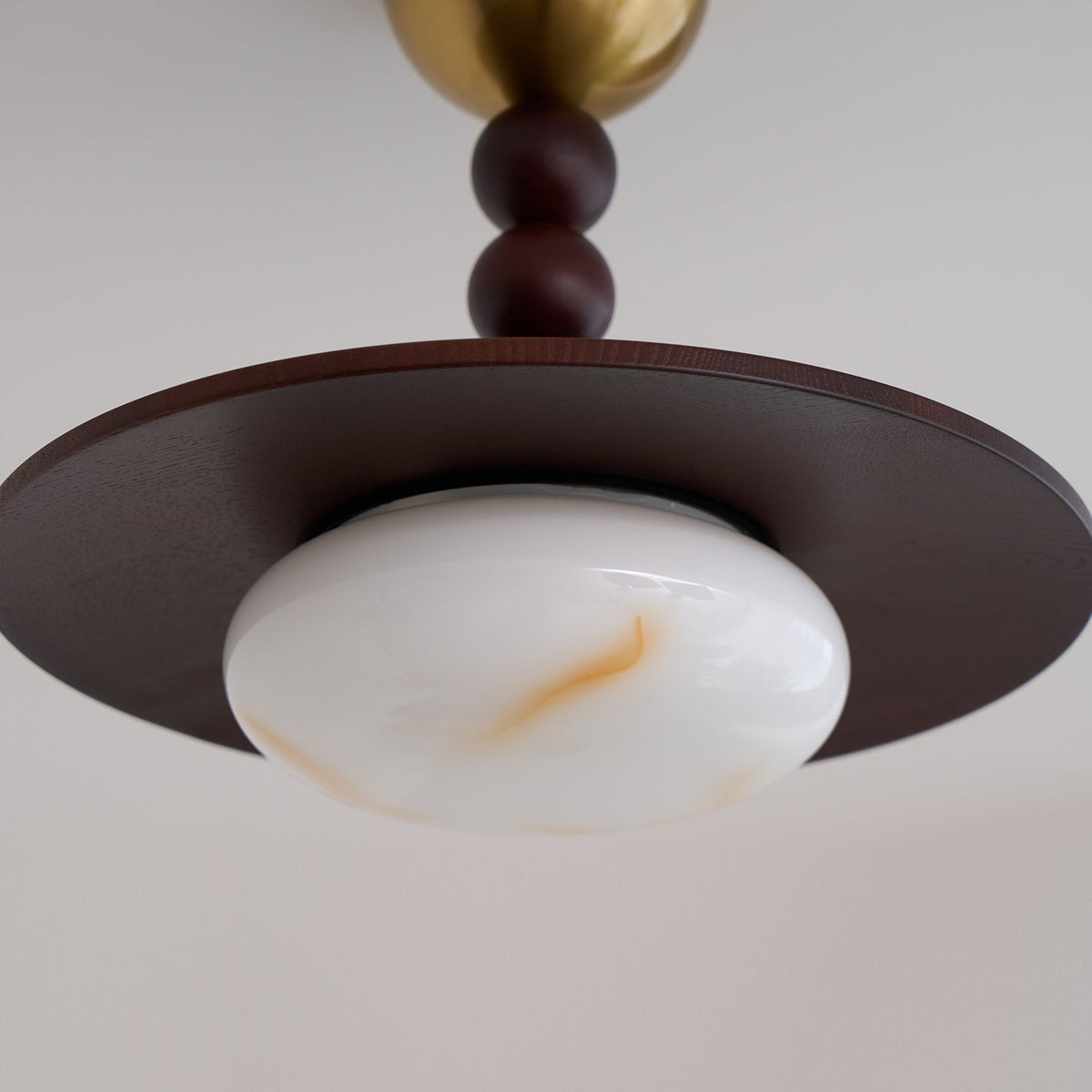 Lampa sufitowa Yeste — biały klosz z imitacji alabastru, oprawa w kolorze orzecha włoskiego