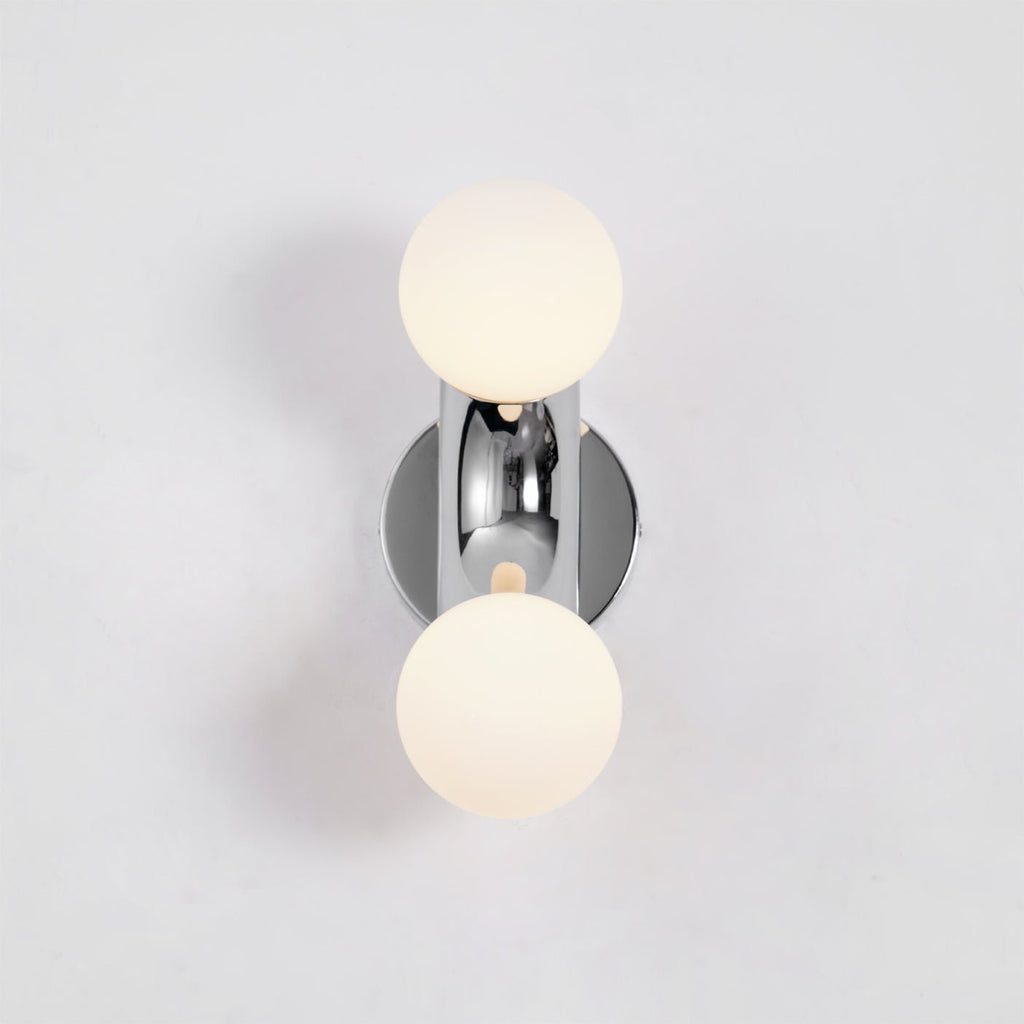Wandleuchte Vine — Modulares Design mit zwei Glaskugeln