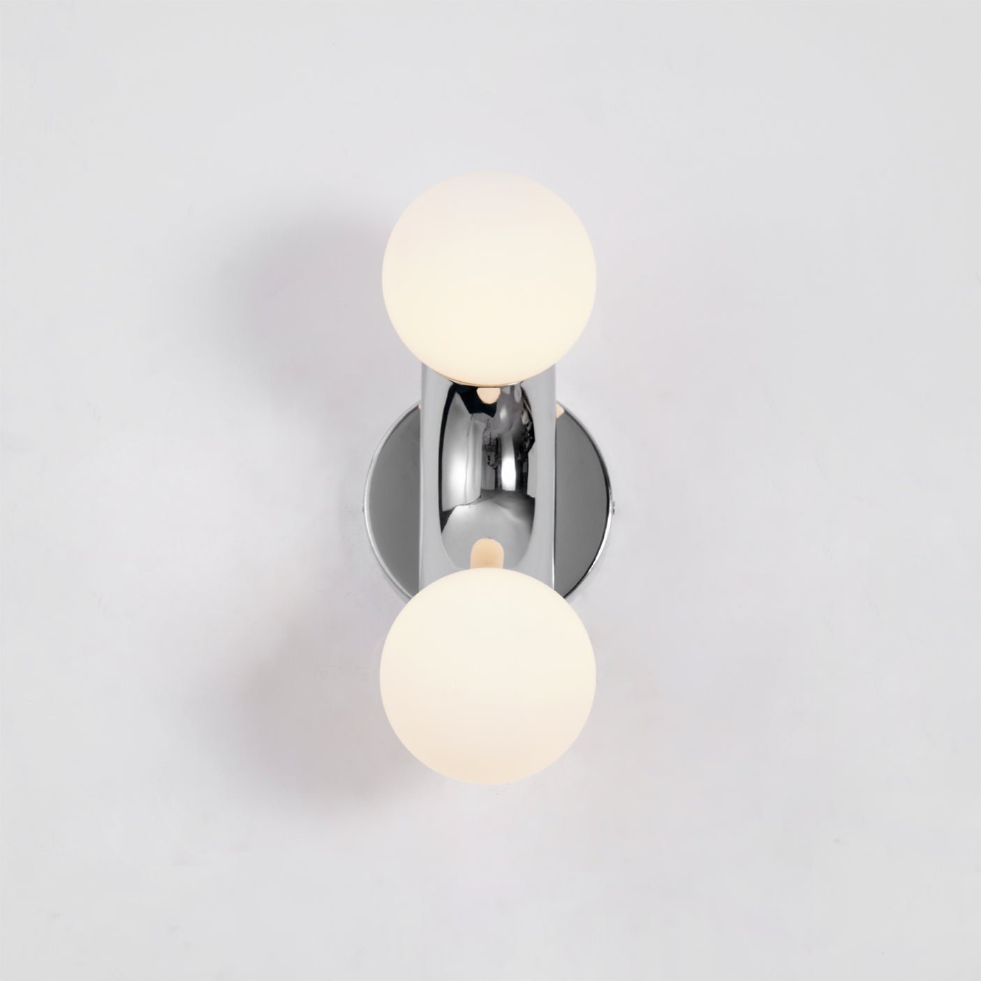 Wandleuchte Vine — Modulares Design mit zwei Glaskugeln