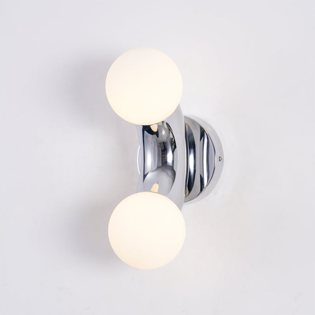 Wandleuchte Vine — Modulares Design mit zwei Glaskugeln
