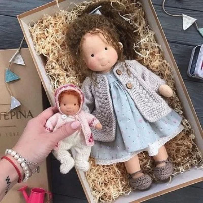 Handgefertigte Waldorf-Baumwollpuppe für fantasievolles Spielen