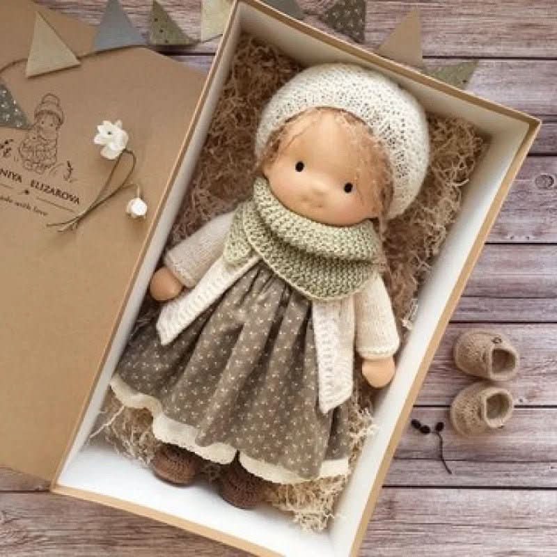 Handgefertigte Waldorf-Baumwollpuppe für fantasievolles Spielen
