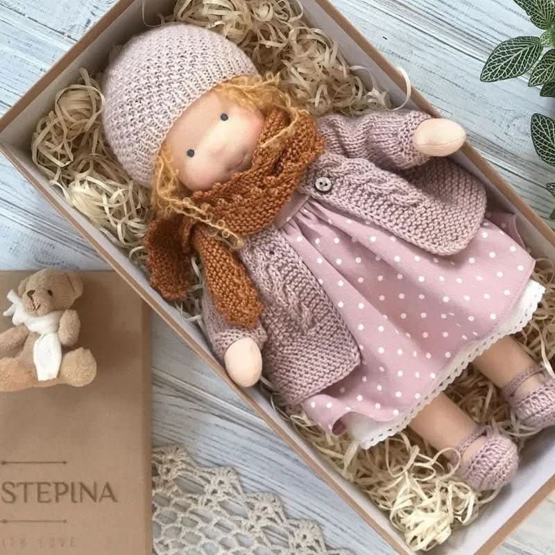 Handgefertigte Waldorf-Baumwollpuppe für fantasievolles Spielen
