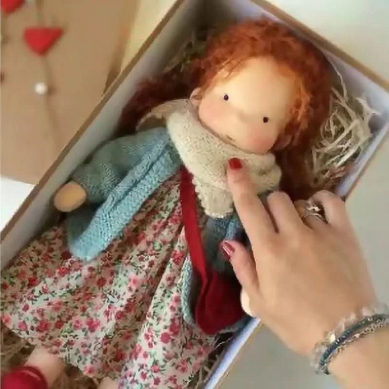 Handgefertigte Waldorf-Baumwollpuppe für fantasievolles Spielen