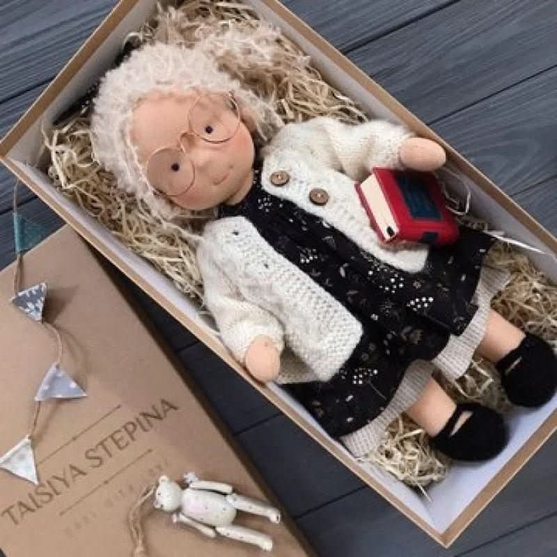 Handgefertigte Waldorf-Baumwollpuppe für fantasievolles Spielen