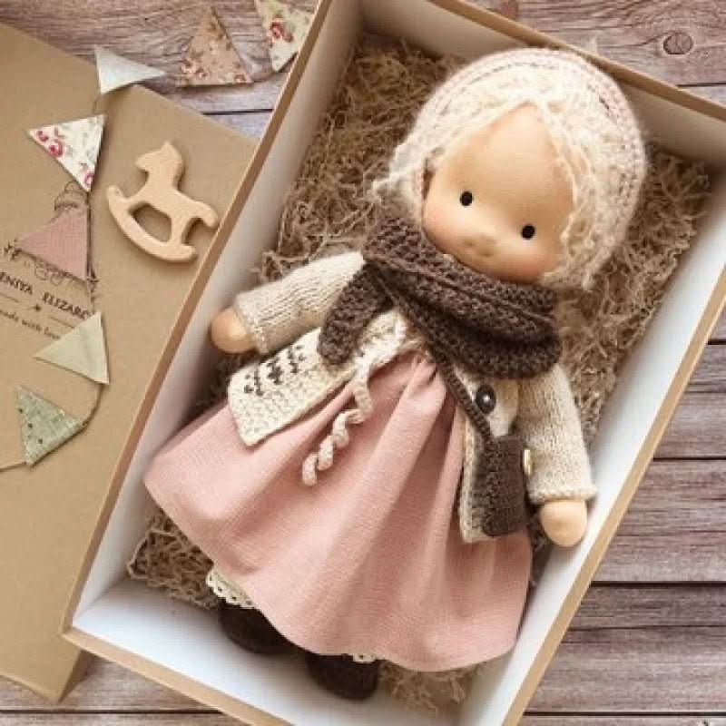 Handgefertigte Waldorf-Baumwollpuppe für fantasievolles Spielen