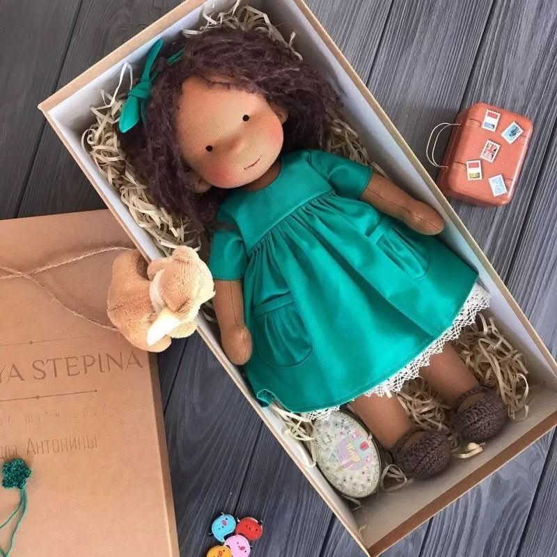 Handgefertigte Waldorf-Baumwollpuppe für fantasievolles Spielen