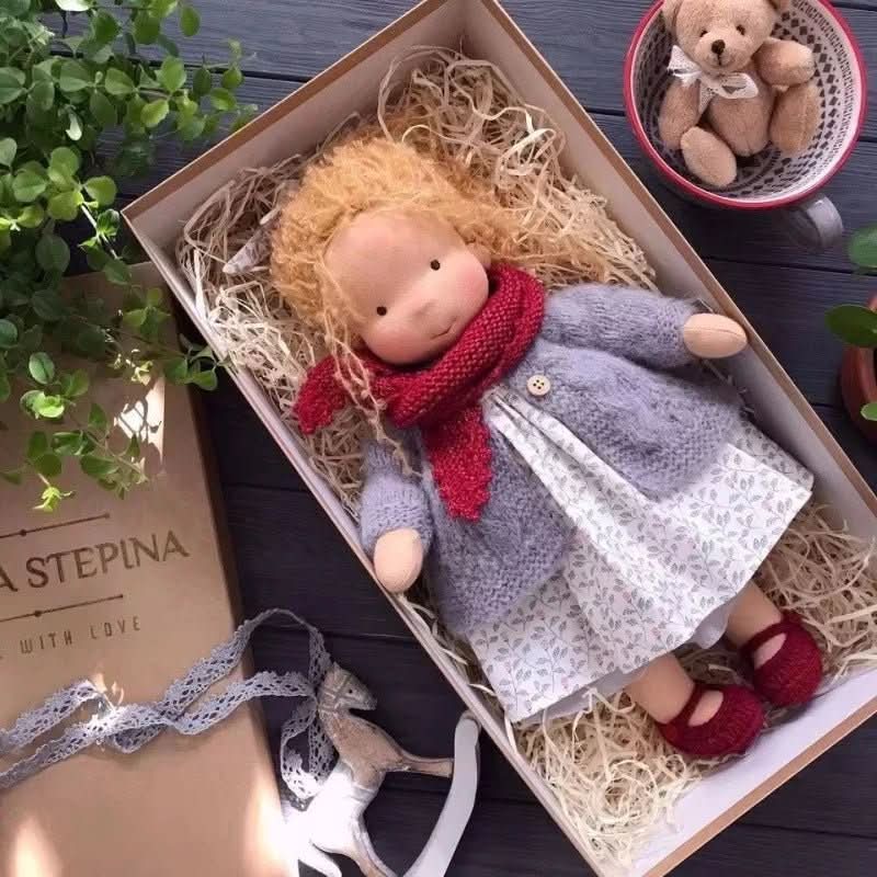 Handgefertigte Waldorf-Baumwollpuppe für fantasievolles Spielen