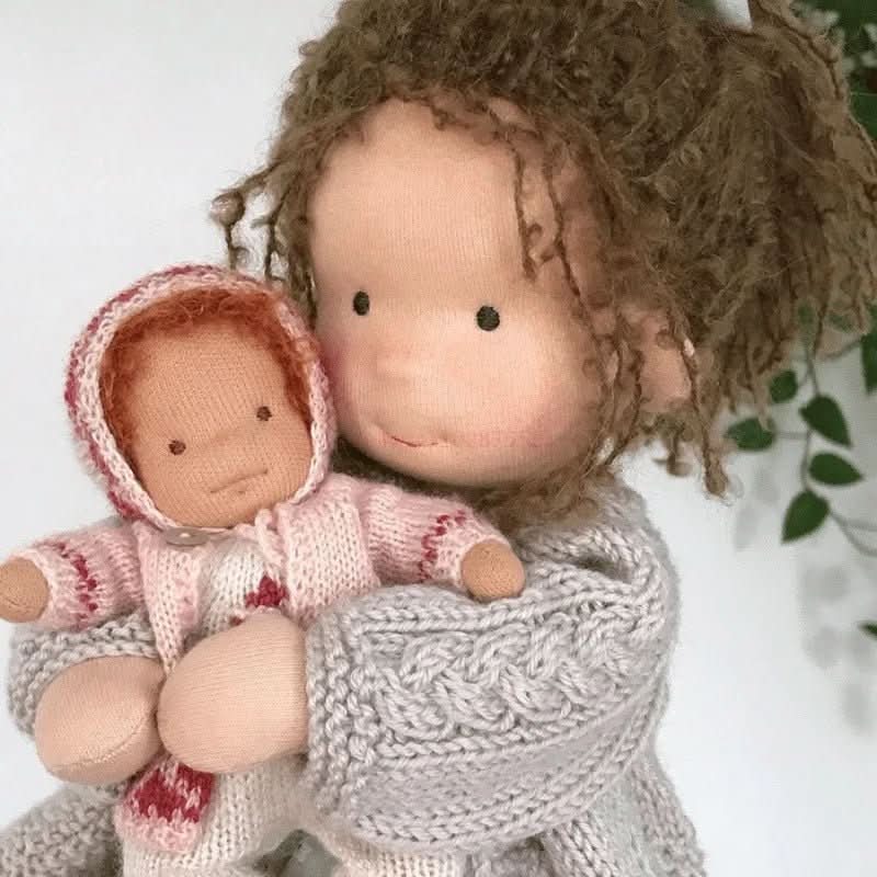 Handgefertigte Waldorf-Baumwollpuppe für fantasievolles Spielen