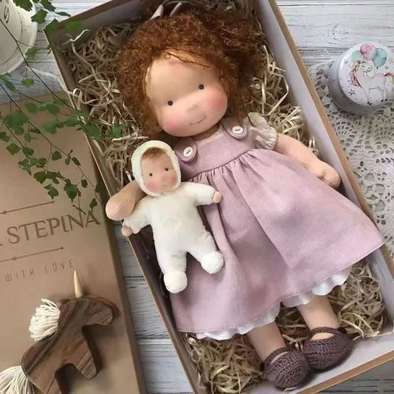 Handgefertigte Waldorf-Baumwollpuppe für fantasievolles Spielen