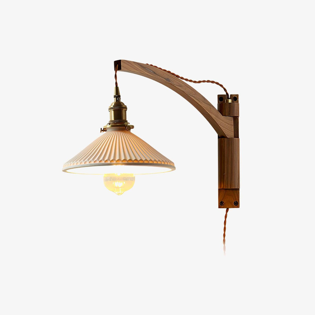 Nástěnná lampa s otočným ramenem — ořechové dřevo, nastavitelná, s plisovaným stínidlem