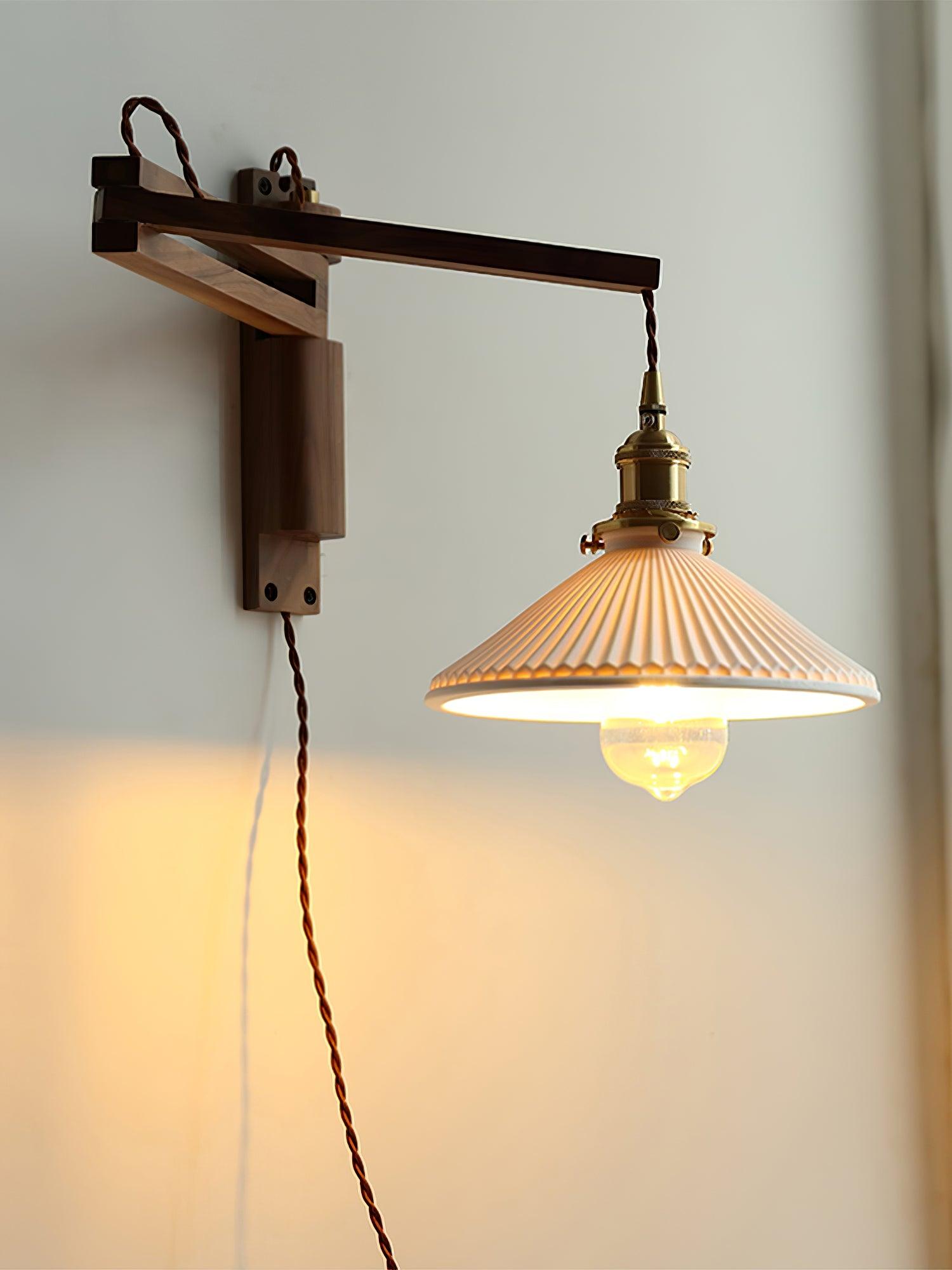 Nástěnná lampa s otočným ramenem — ořechové dřevo, nastavitelná, s plisovaným stínidlem
