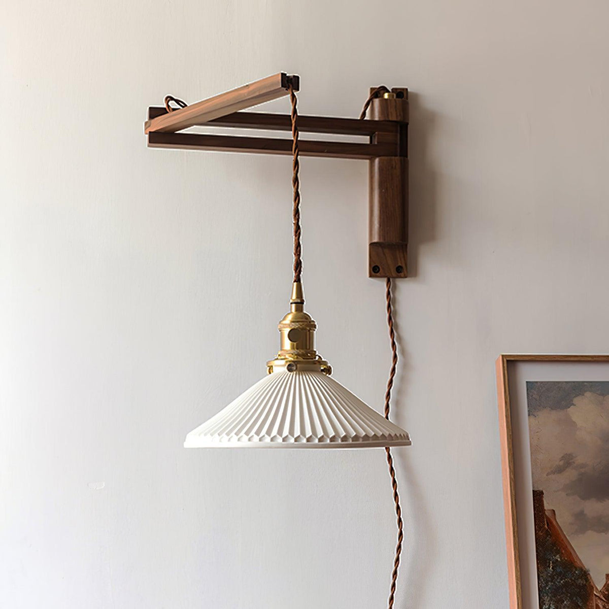Nástěnná lampa s otočným ramenem — ořechové dřevo, nastavitelná, s plisovaným stínidlem