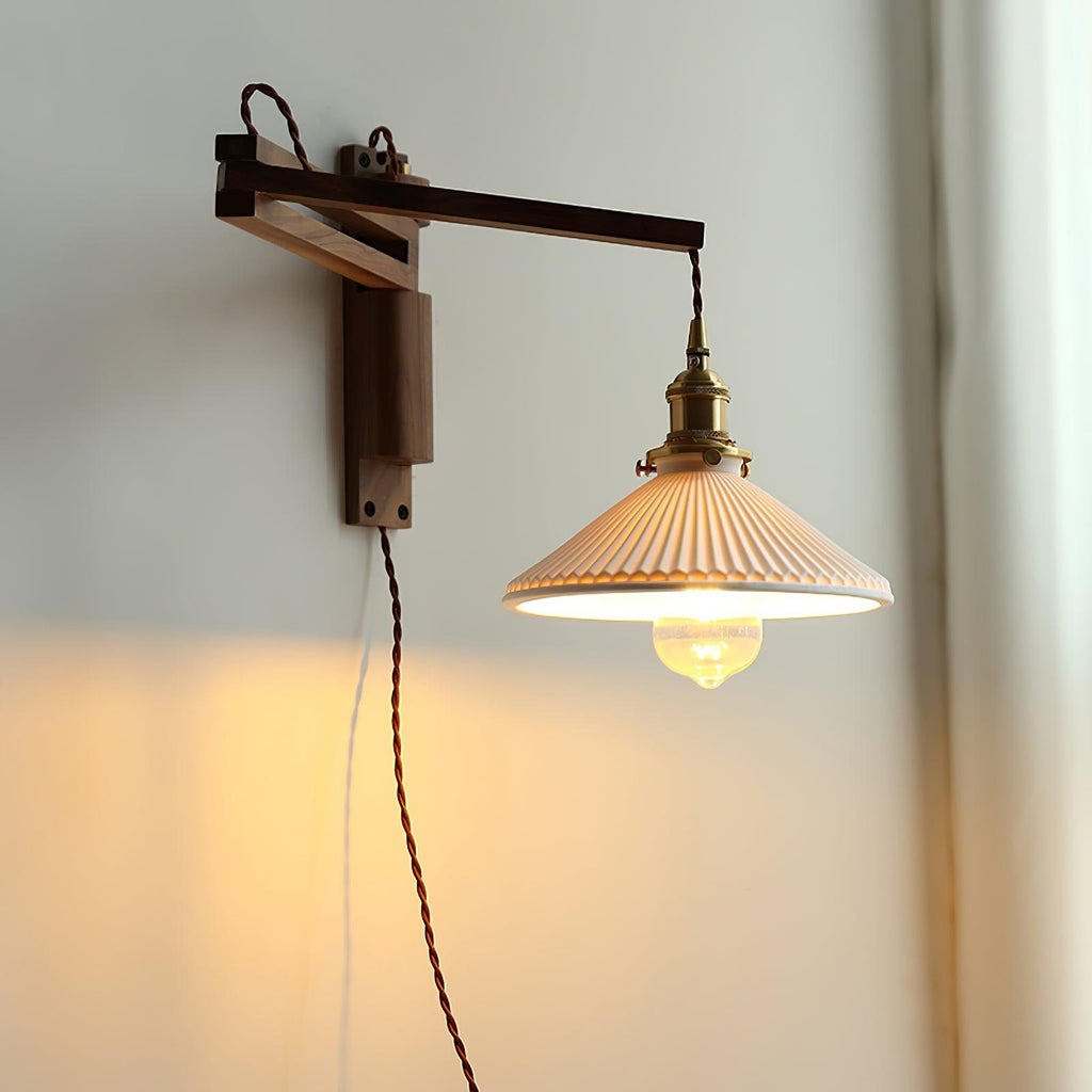 Nástěnná lampa s otočným ramenem — ořechové dřevo, nastavitelná, s plisovaným stínidlem
