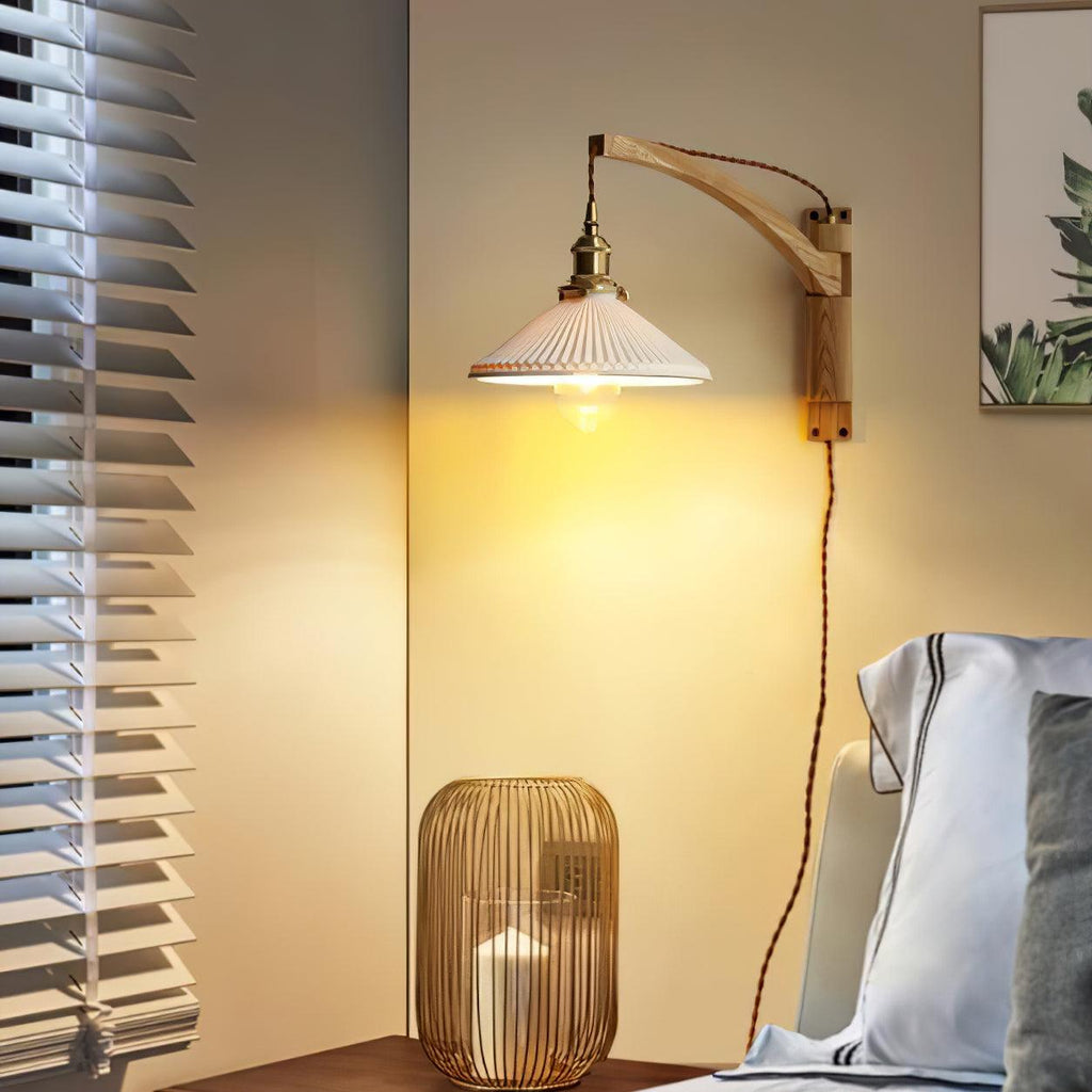 Nástěnná lampa s otočným ramenem — ořechové dřevo, nastavitelná, s plisovaným stínidlem