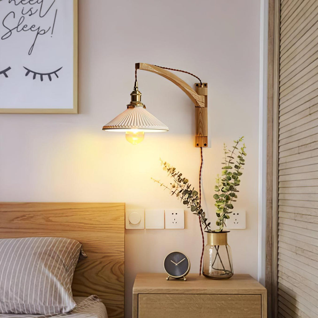 Nástěnná lampa s otočným ramenem — ořechové dřevo, nastavitelná, s plisovaným stínidlem