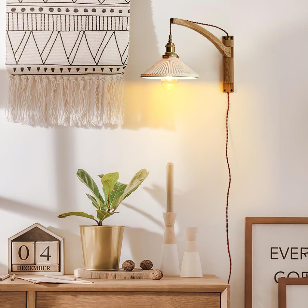 Nástěnná lampa s otočným ramenem — ořechové dřevo, nastavitelná, s plisovaným stínidlem