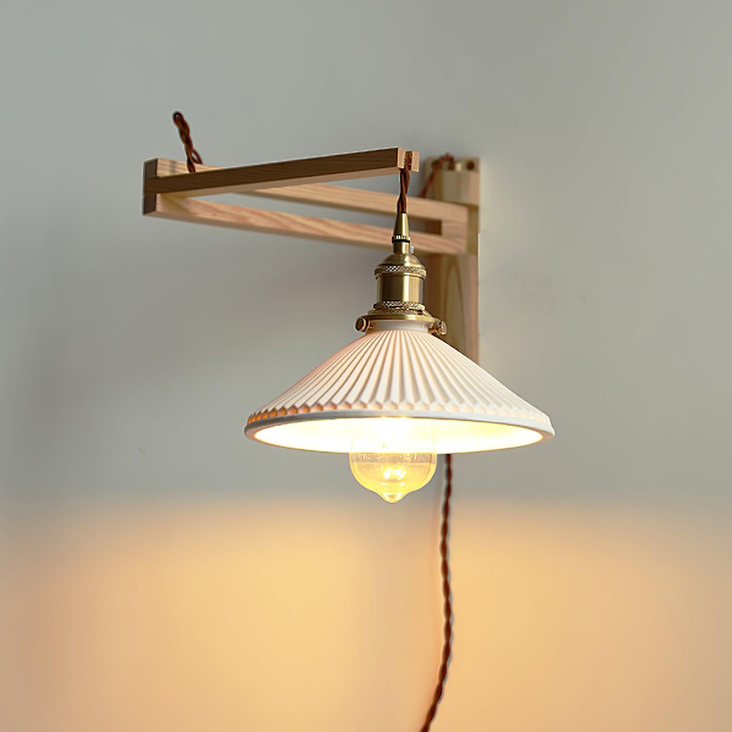 Nástěnná lampa s otočným ramenem — ořechové dřevo, nastavitelná, s plisovaným stínidlem