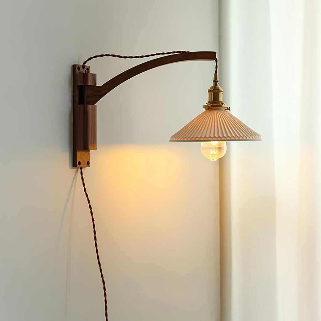Nástěnná lampa s otočným ramenem — ořechové dřevo, nastavitelná, s plisovaným stínidlem