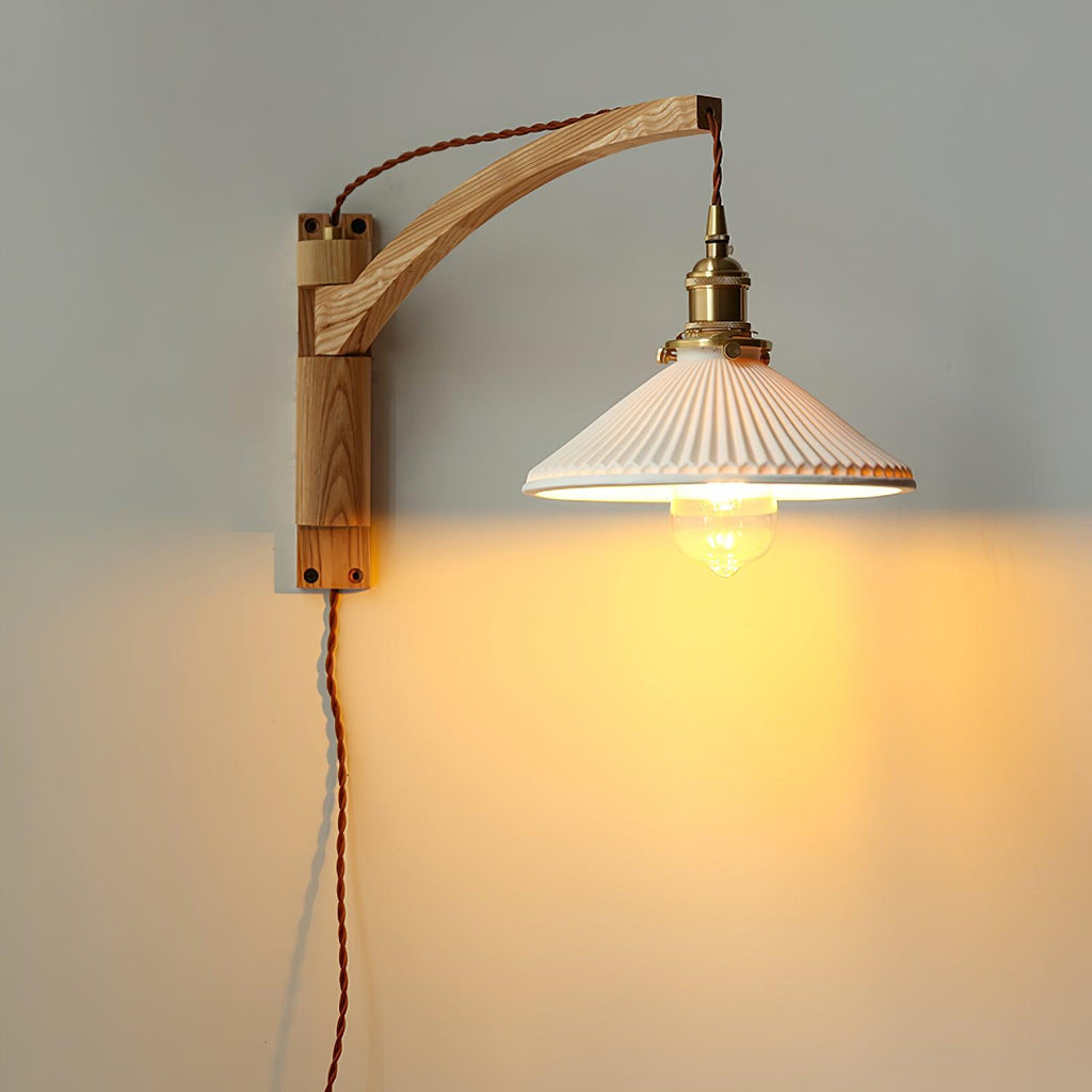 Nástěnná lampa s otočným ramenem — ořechové dřevo, nastavitelná, s plisovaným stínidlem