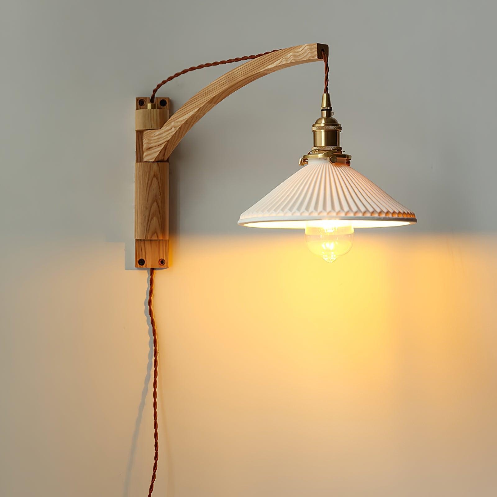 Nástěnná lampa s otočným ramenem — ořechové dřevo, nastavitelná, s plisovaným stínidlem