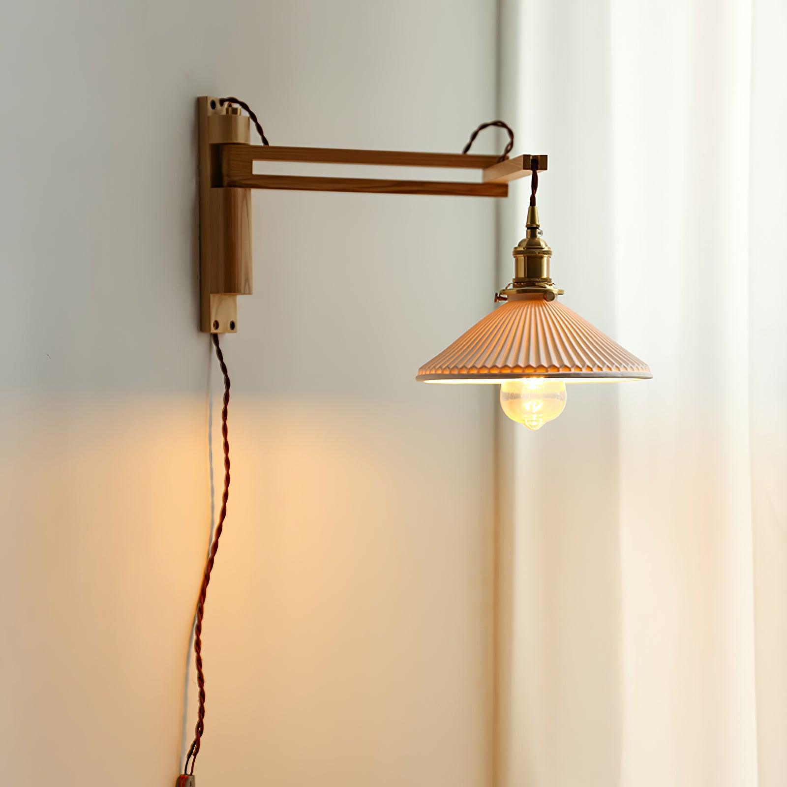 Nástěnná lampa s otočným ramenem — ořechové dřevo, nastavitelná, s plisovaným stínidlem