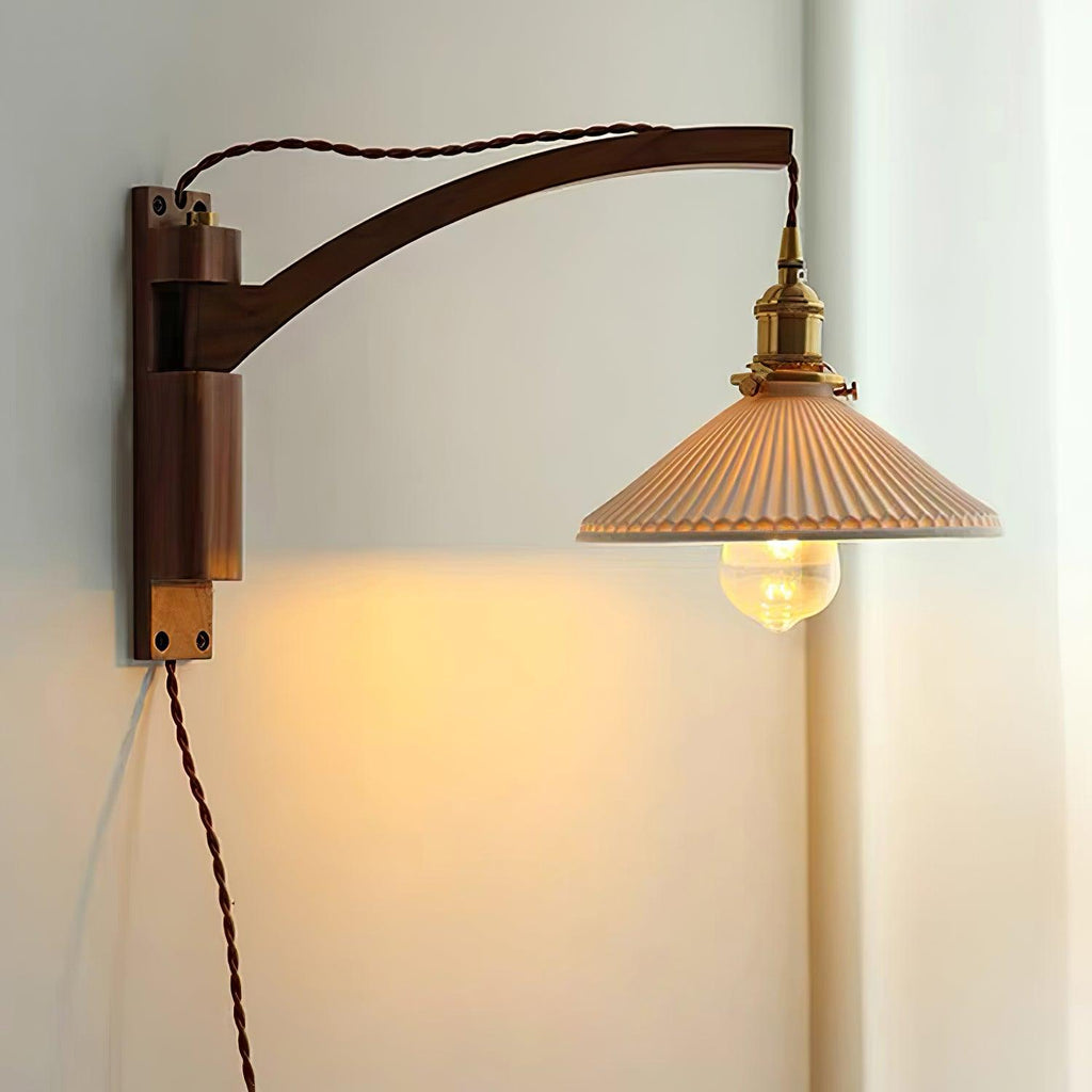 Nástěnná lampa s otočným ramenem — ořechové dřevo, nastavitelná, s plisovaným stínidlem