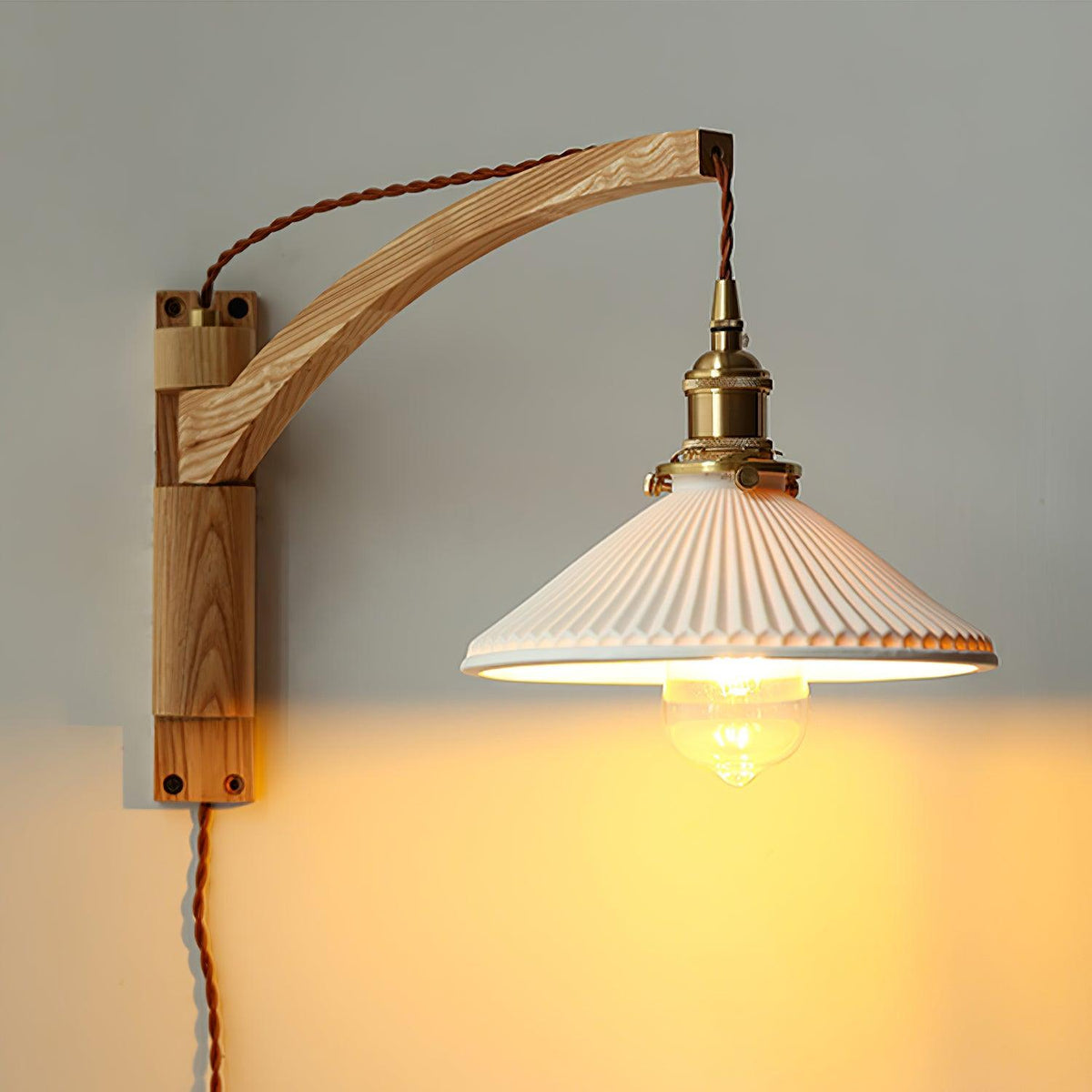 Nástěnná lampa s otočným ramenem — ořechové dřevo, nastavitelná, s plisovaným stínidlem