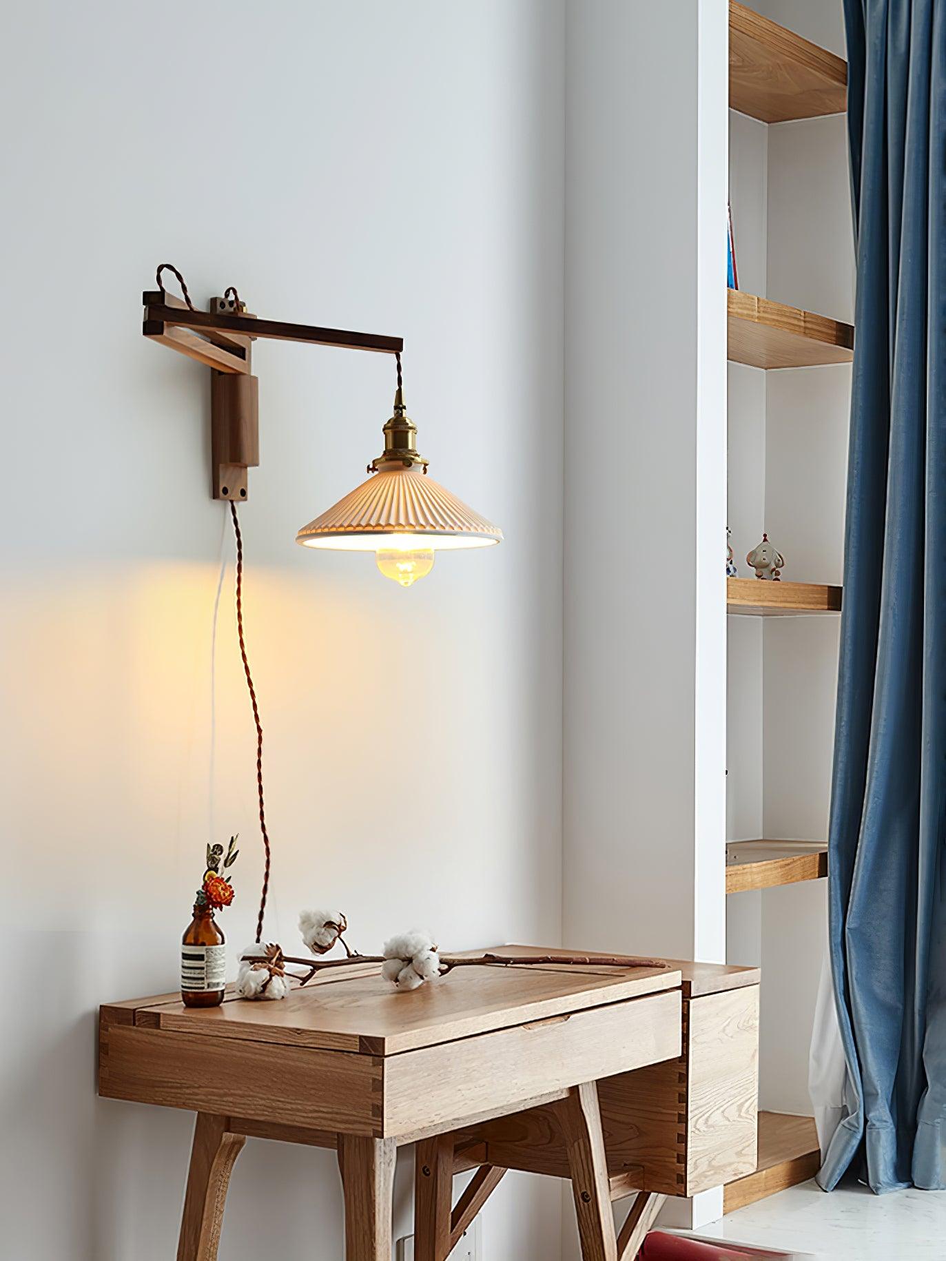 Nástěnná lampa s otočným ramenem — ořechové dřevo, nastavitelná, s plisovaným stínidlem