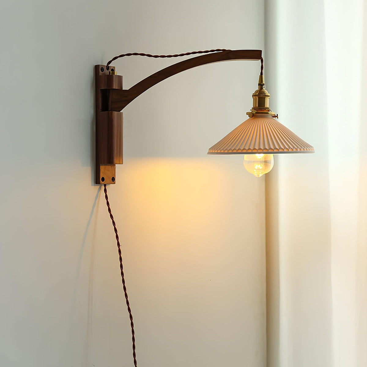 Nástěnná lampa s otočným ramenem — ořechové dřevo, nastavitelná, s plisovaným stínidlem
