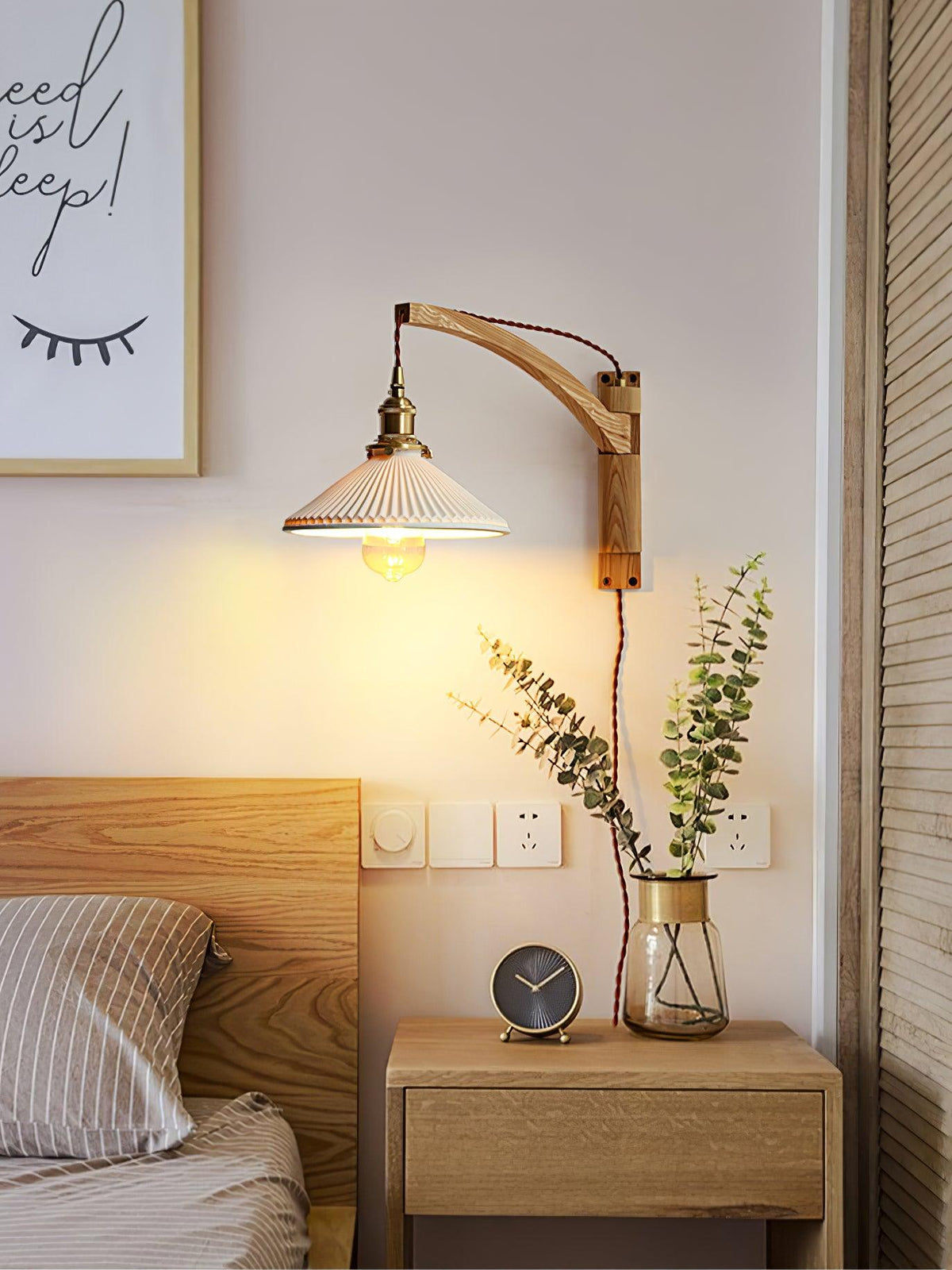 Nástěnná lampa s otočným ramenem — ořechové dřevo, nastavitelná, s plisovaným stínidlem