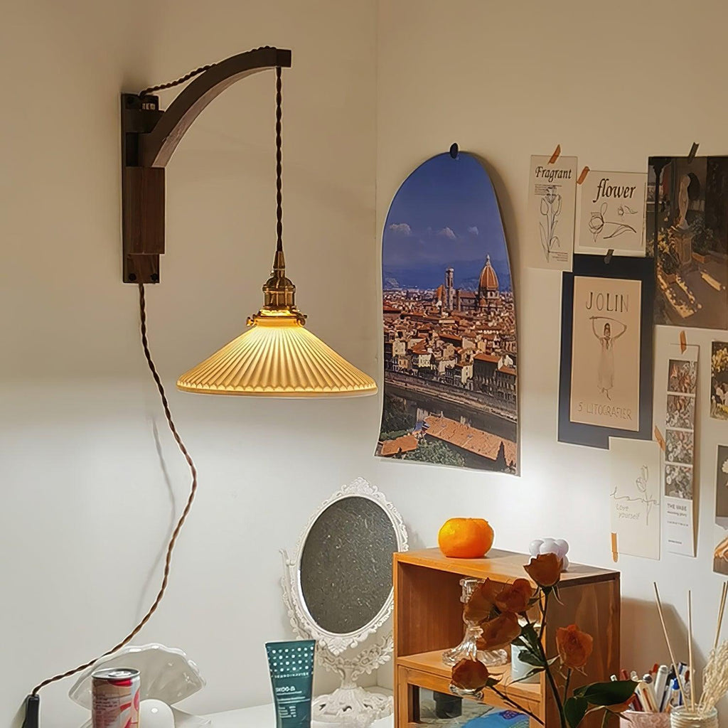 Nástěnná lampa s otočným ramenem — ořechové dřevo, nastavitelná, s plisovaným stínidlem