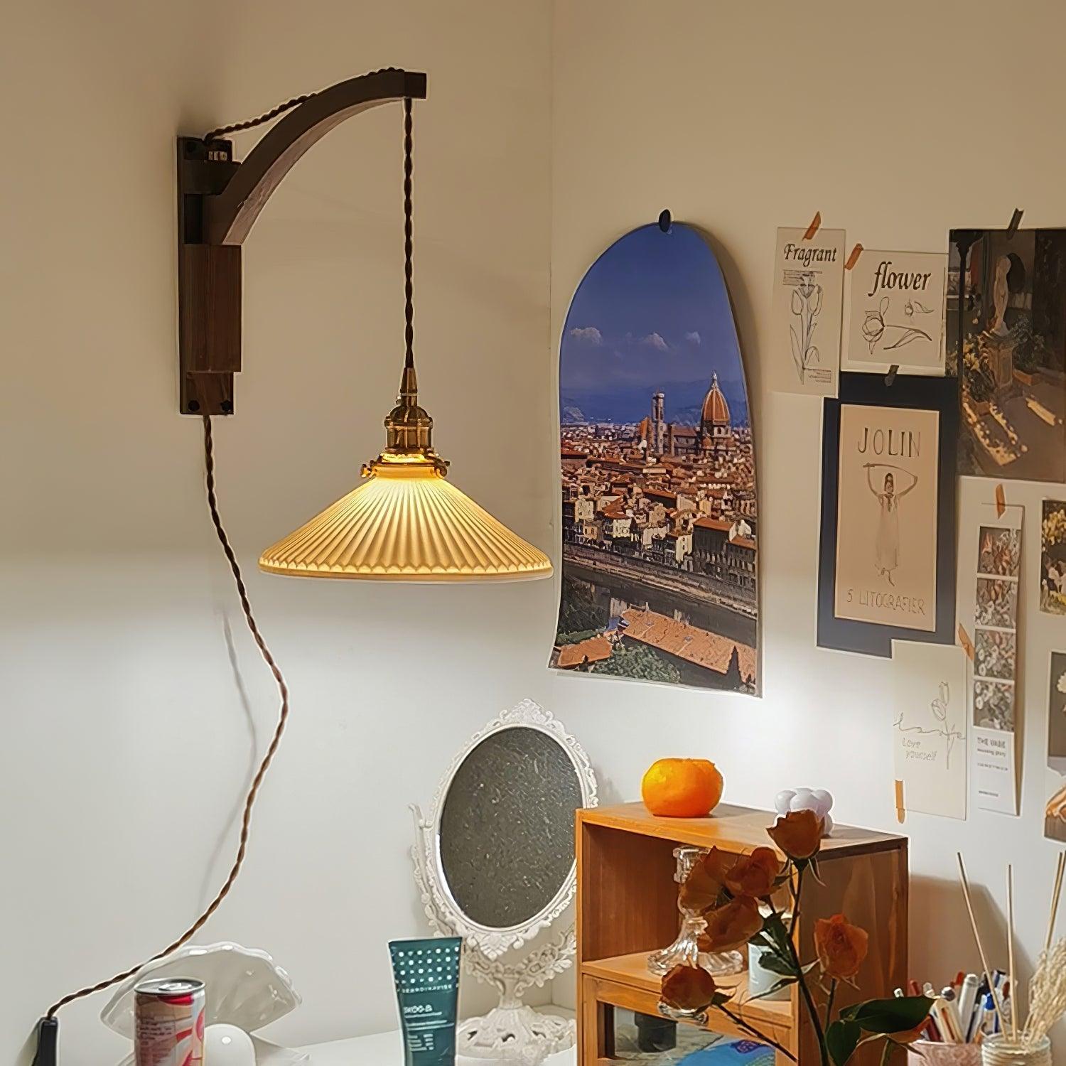Nástěnná lampa s otočným ramenem — ořechové dřevo, nastavitelná, s plisovaným stínidlem