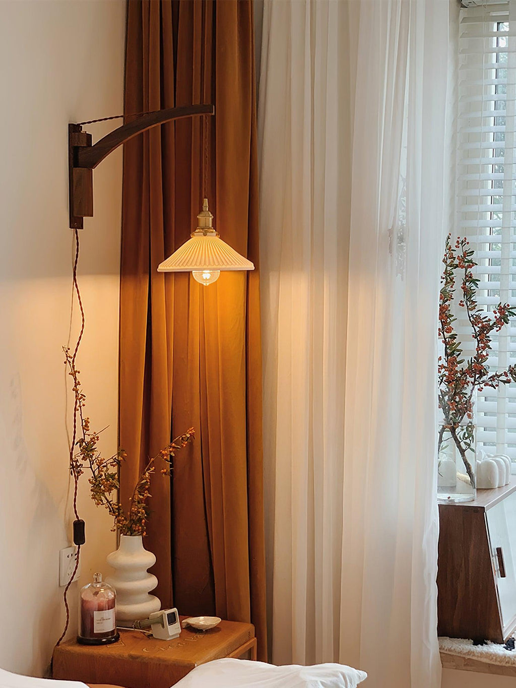 Nástěnná lampa s otočným ramenem — ořechové dřevo, nastavitelná, s plisovaným stínidlem