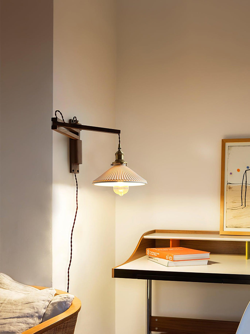Nástěnná lampa s otočným ramenem — ořechové dřevo, nastavitelná, s plisovaným stínidlem