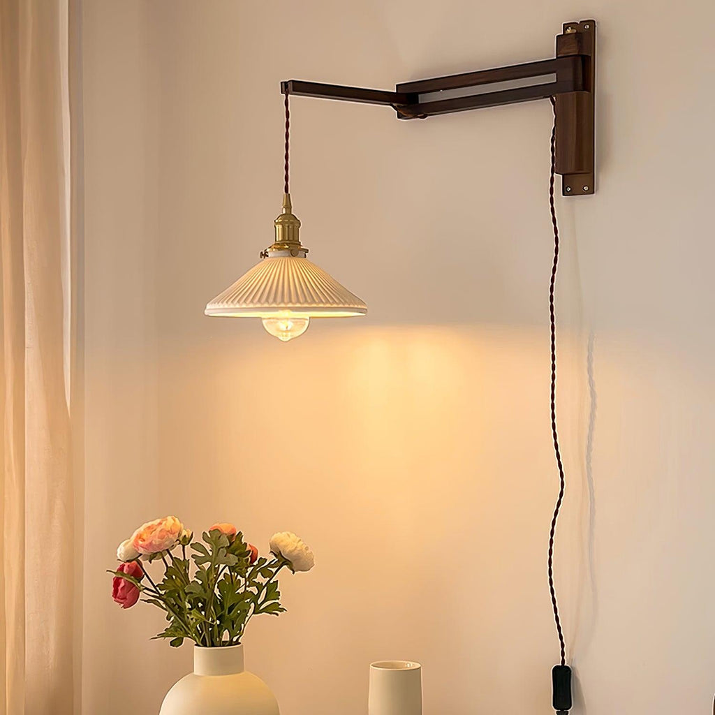 Nástěnná lampa s otočným ramenem — ořechové dřevo, nastavitelná, s plisovaným stínidlem