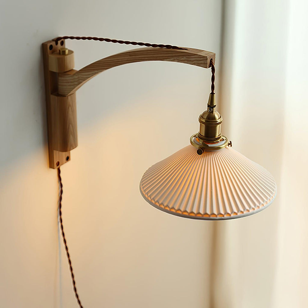 Nástěnná lampa s otočným ramenem — ořechové dřevo, nastavitelná, s plisovaným stínidlem