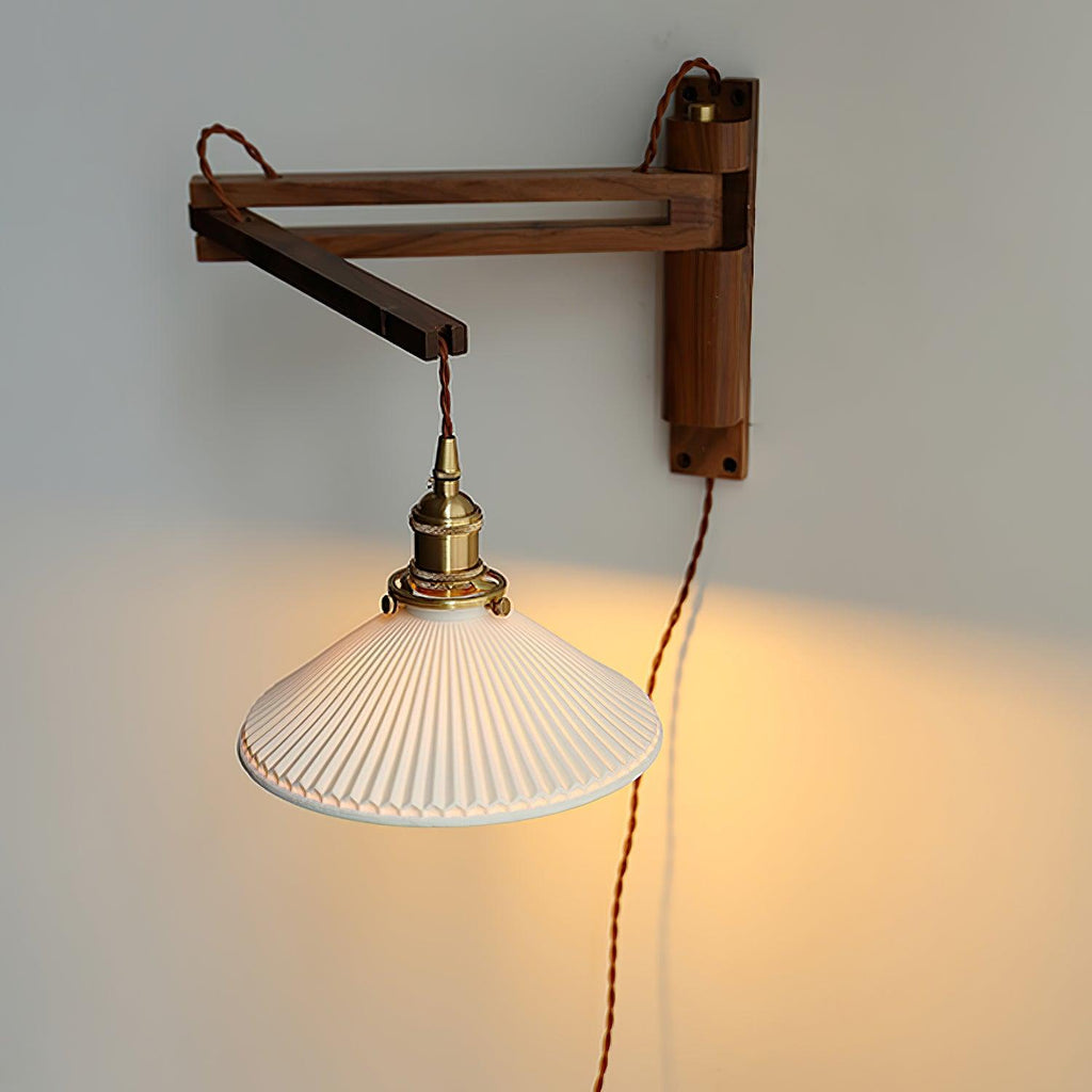 Nástěnná lampa s otočným ramenem — ořechové dřevo, nastavitelná, s plisovaným stínidlem