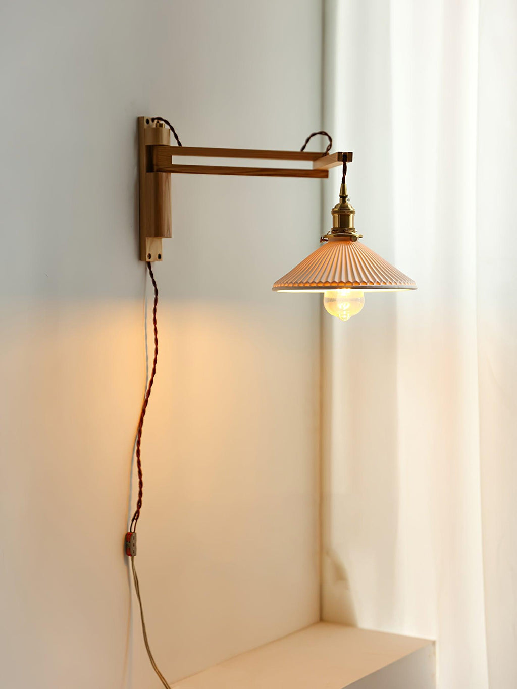 Nástěnná lampa s otočným ramenem — ořechové dřevo, nastavitelná, s plisovaným stínidlem