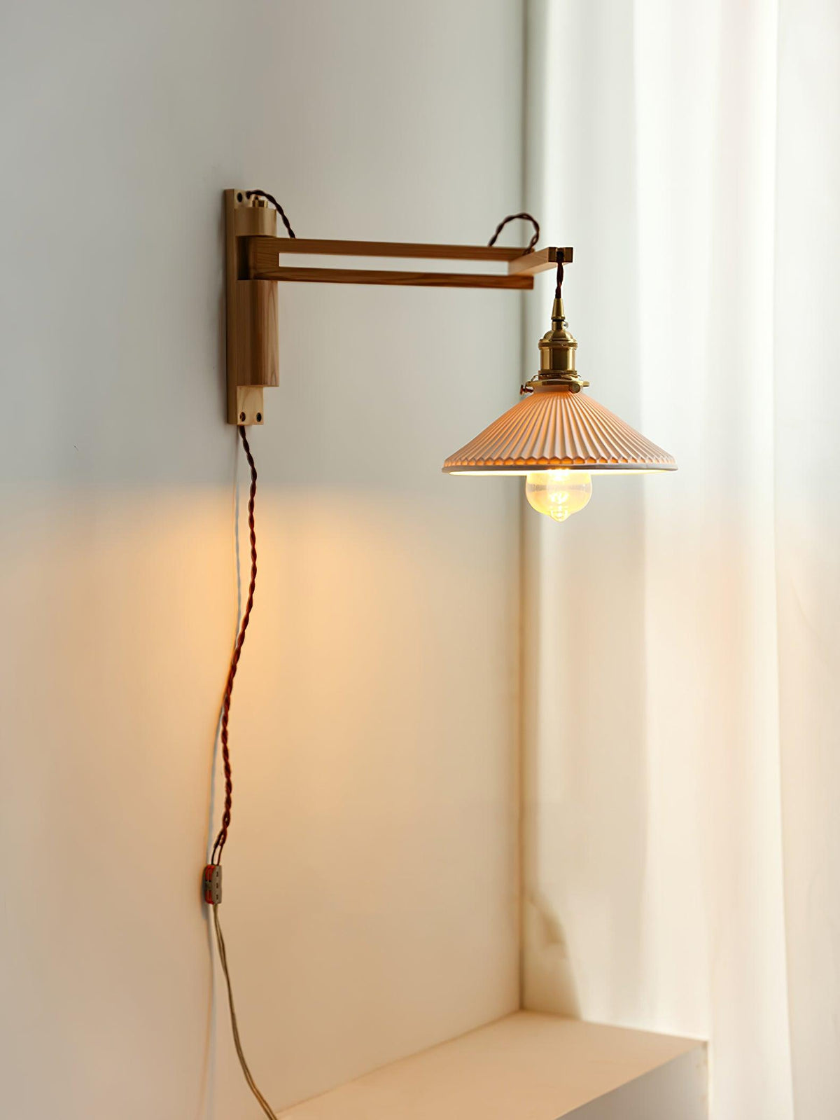 Nástěnná lampa s otočným ramenem — ořechové dřevo, nastavitelná, s plisovaným stínidlem