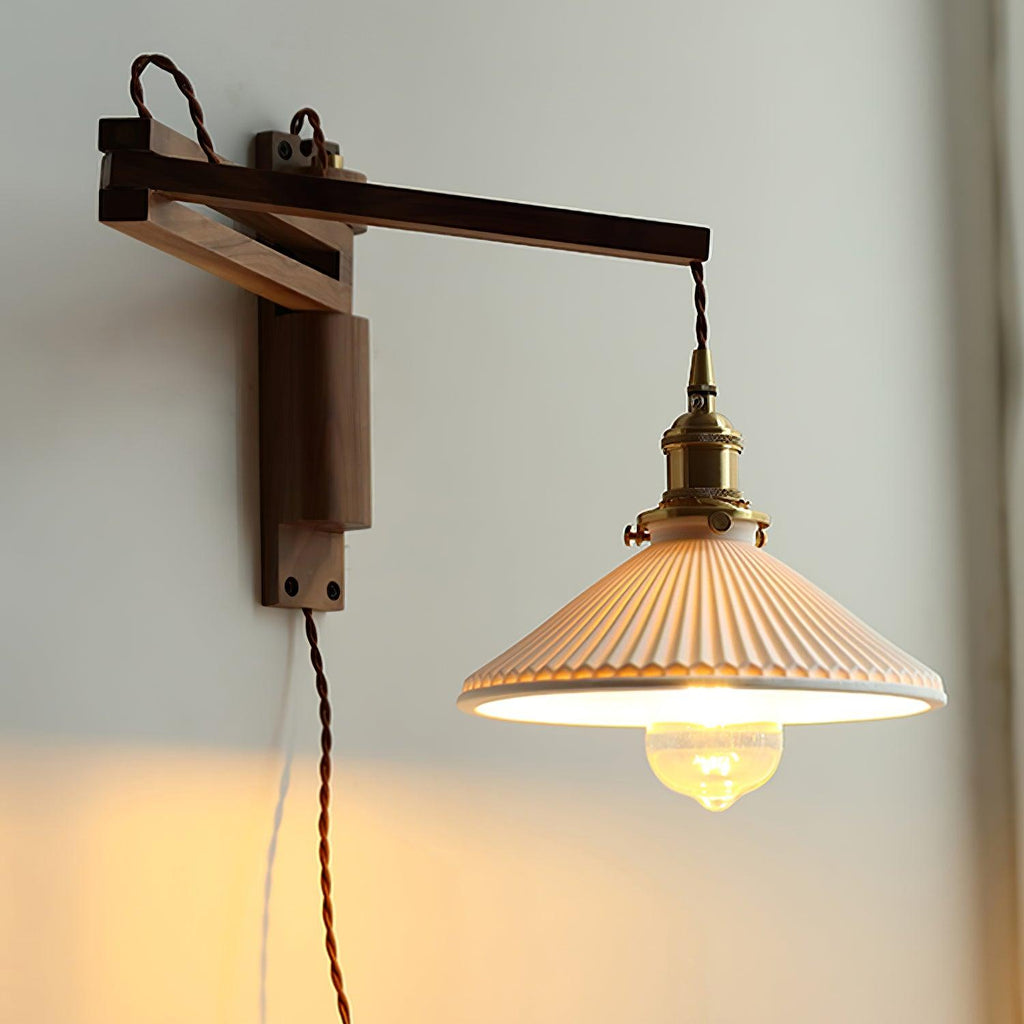 Nástěnná lampa s otočným ramenem — ořechové dřevo, nastavitelná, s plisovaným stínidlem