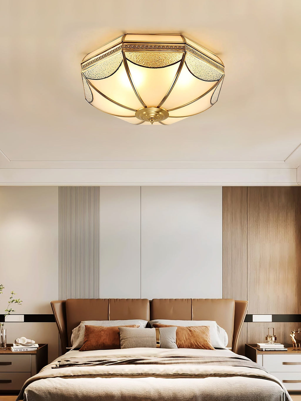 Lampada da soffitto a cupola Ellaeara in stile industriale — Struttura in ottone massiccio, diffusore in vetro