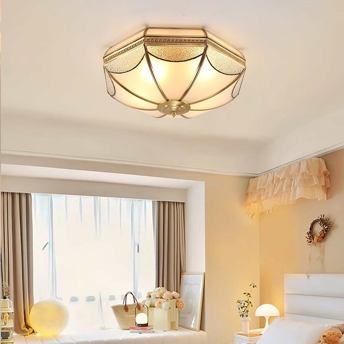 Lampada da soffitto a cupola Ellaeara in stile industriale — Struttura in ottone massiccio, diffusore in vetro