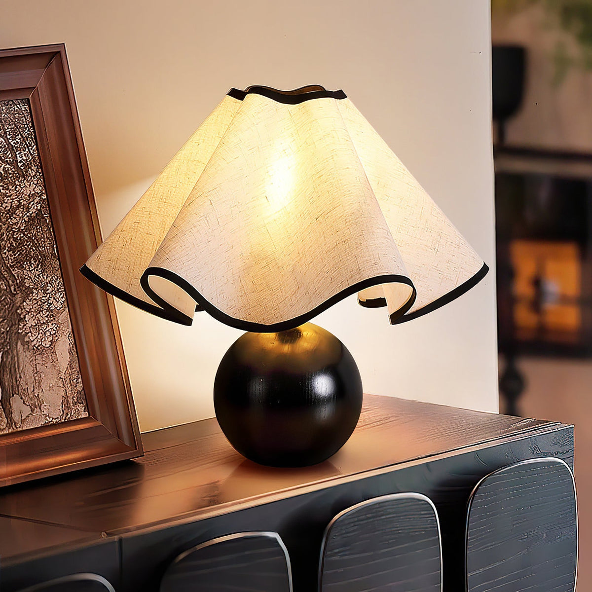 Lampada da tavolo Wavecrest con curva drappeggiata