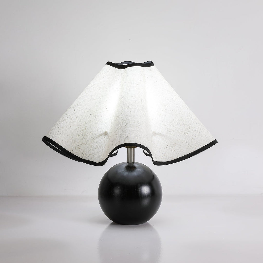 Lampada da tavolo Wavecrest con curva drappeggiata