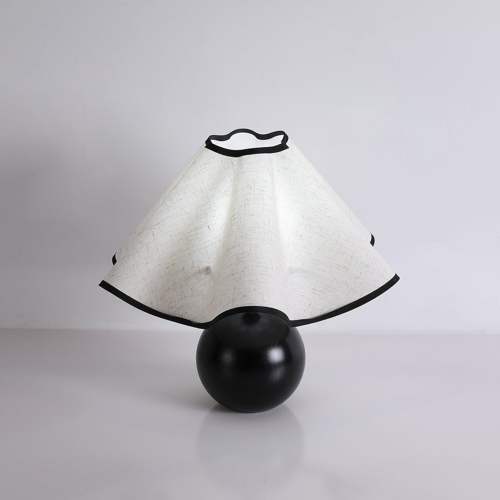 Lampada da tavolo Wavecrest con curva drappeggiata