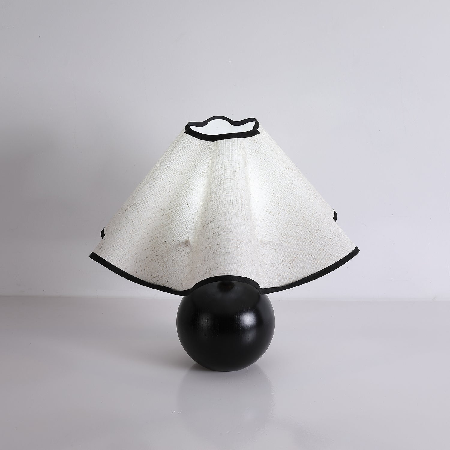 Lampada da tavolo Wavecrest con curva drappeggiata