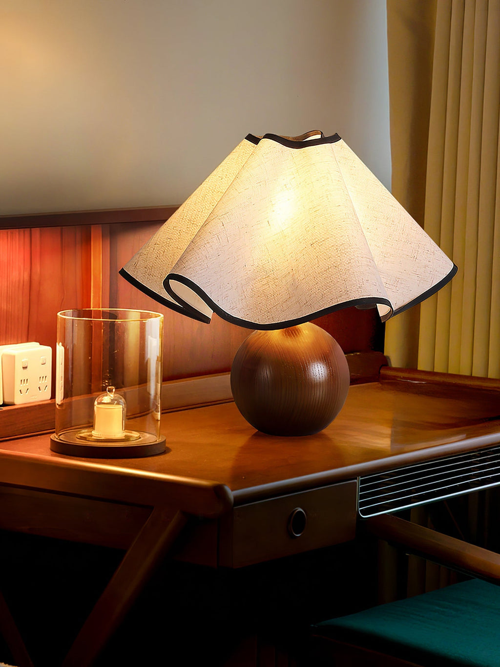 Lampada da tavolo Wavecrest con curva drappeggiata