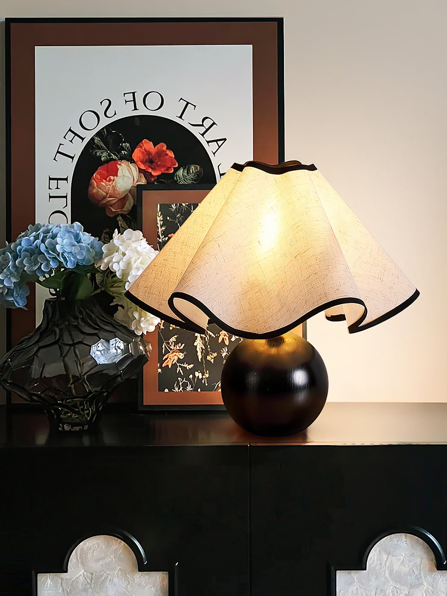 Lampada da tavolo Wavecrest con curva drappeggiata